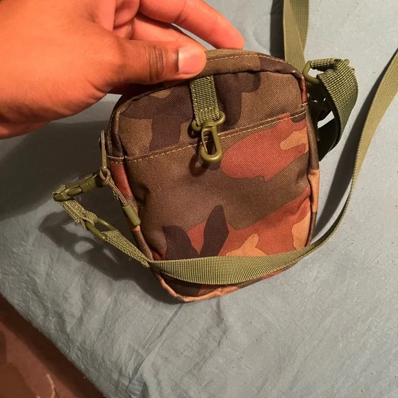 Mens Herschel supply bag - Picture 2 of 4